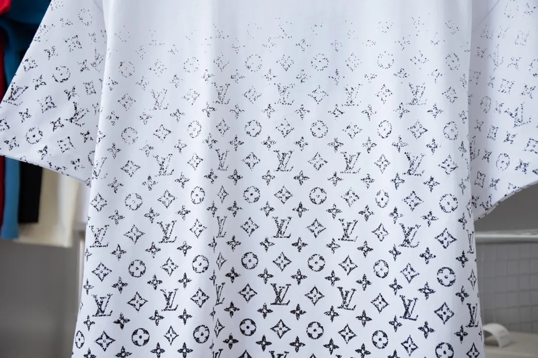 🅿️180 High-quality Lv 2025 early spring new style, MONOGRAM presbyopic gradient short-sleeved T-shirt, which uses digital printing technology to render pixel light and shadow for the Monogram gradient pattern. Its silk-screen texture and knitting effect complement each other, and the logo hardware is customized on the side. Synchronized with the official website, pure cotton fabrics at the counter! Comfortable against the skin, durable and easy to wear, meticulous original craftsmanship, custom-made 260g vat-dyed fabric, very comfortable to the touch, latest brick cabinet synchronization, OS off-shoulder version, fashionable and individual, super versatile and good-looking, very suitable for both men and women, must-have style, hang tag, collar label, washed wheat, complete with three labels S M L XL